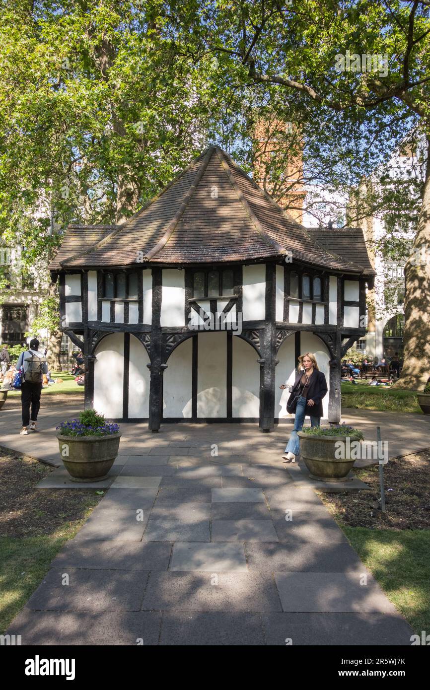 Tudorbethan legno incorniciato Market Cross edificio in Soho Square Gardens, Soho Square, Soho, Londra, W1, Inghilterra, Regno Unito Foto Stock