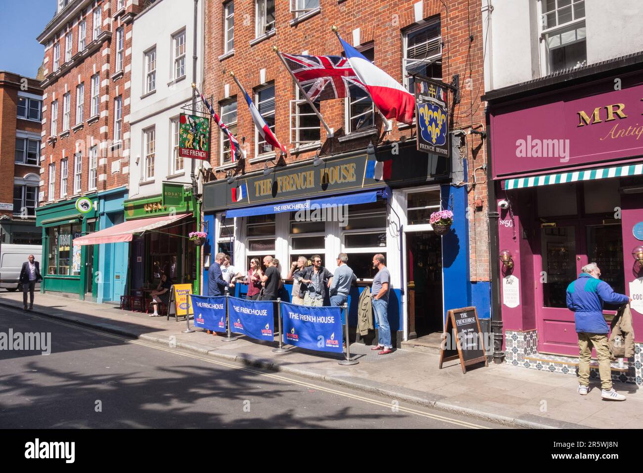 Tricolors e Union Jacks che volano fuori dal pub French House su Dean Street, Soho, Londra, W1, Inghilterra, REGNO UNITO Foto Stock