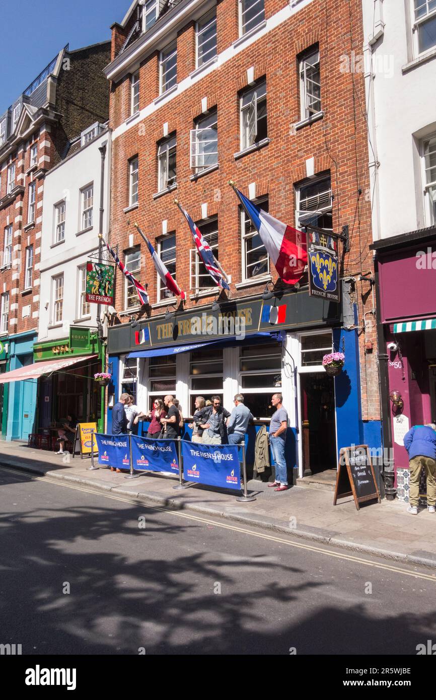 Tricolors e Union Jacks che volano fuori dal pub French House su Dean Street, Soho, Londra, W1, Inghilterra, REGNO UNITO Foto Stock