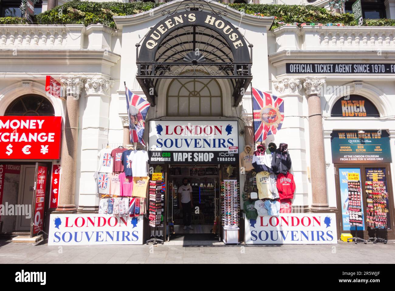 Negozio di souvenir London Vape e negozio di articoli da regalo a Queen's House, Leicester Square, Londra, Inghilterra, Regno Unito Foto Stock
