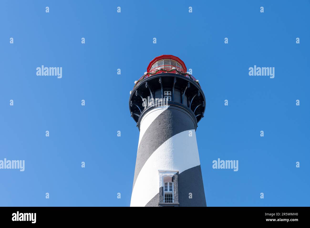 Il famoso St. Augustine Lighthouse contro un cielo blu luminoso e soleggiato della Florida Foto Stock