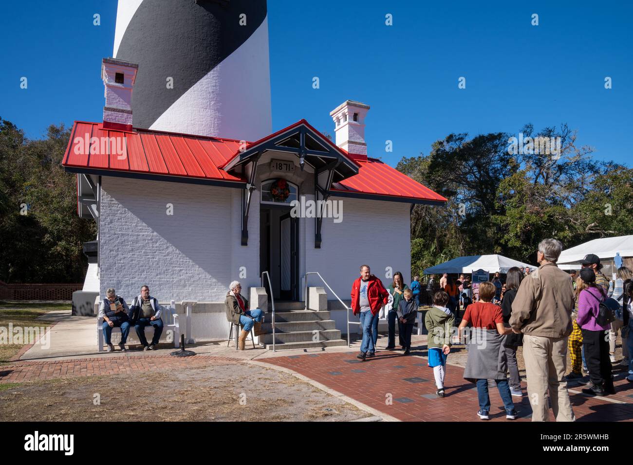 St Augustine, Florida - 28 dicembre 2022: Grandi folle e le file si formano per salire la St. Augustine Lighthouse in una giornata di sole Foto Stock