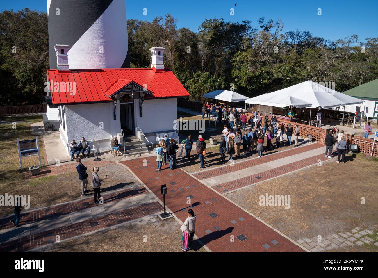 St Augustine, Florida - 28 dicembre 2022: Grandi folle e le file si formano per salire la St. Augustine Lighthouse in una giornata di sole Foto Stock