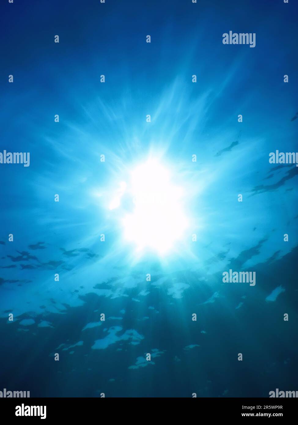Luce solare subacquea attraverso la superficie dell'acqua, sfondo subacqueo Foto Stock