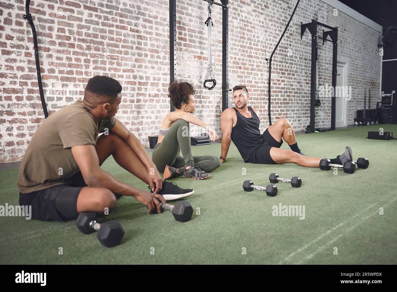Fare scelte migliori, amici migliori. un gruppo di fitness riposato dopo essersi allenato con i manubri. Foto Stock