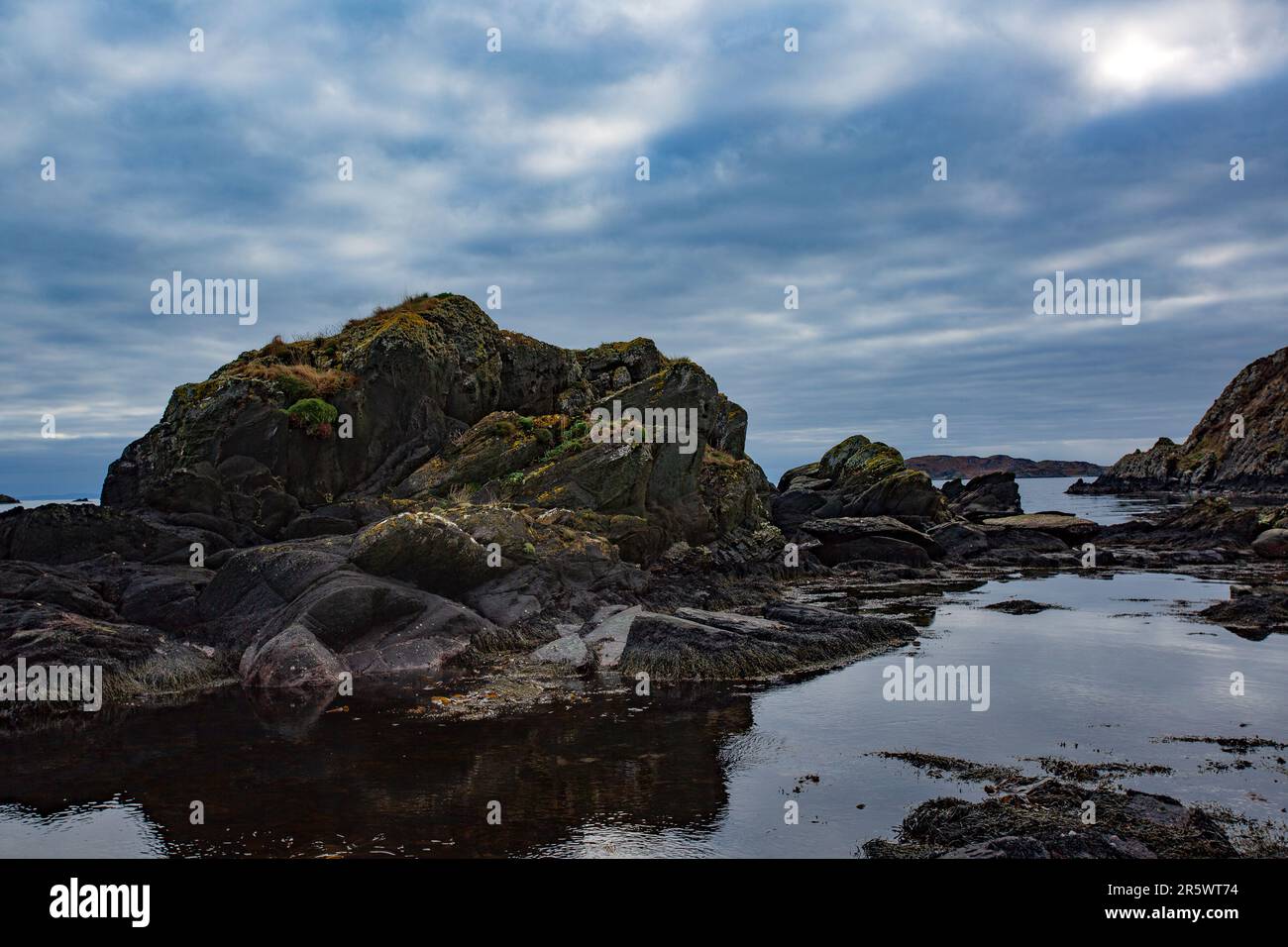 Rocce aspre sulla costa meridionale, Isola di Islay, Ebridi interne, Scozia, Regno Unito Foto Stock