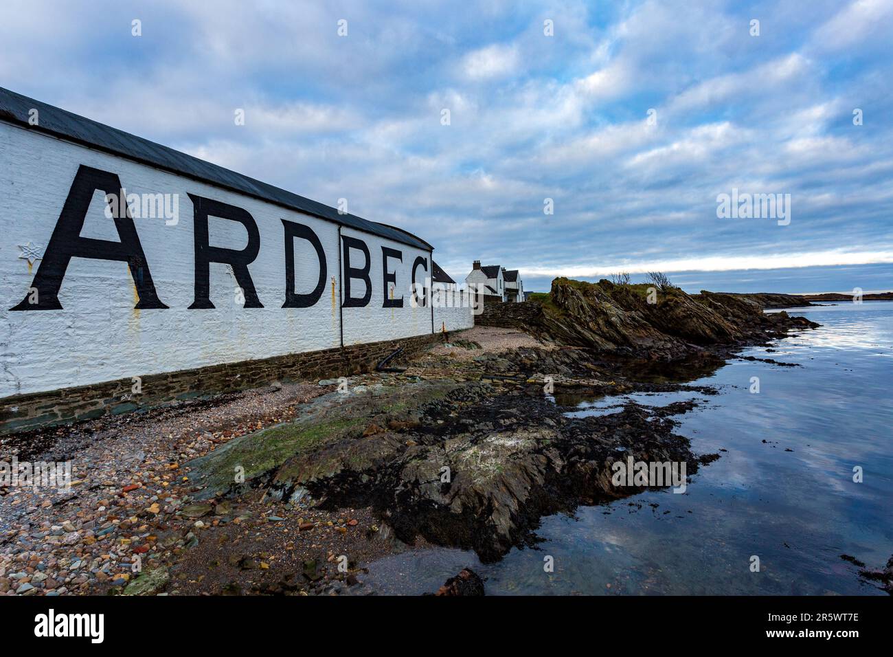 Esterno della distilleria Ardbeg, Isle of Islay, Inner Hebrides, Scozia, Regno Unito Foto Stock