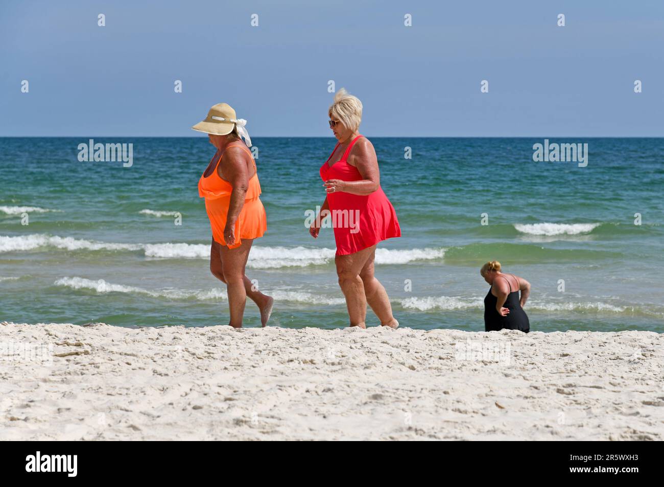 GULF SHORES, al / USA - 4 maggio 2023: Persone fuori godere di una bella giornata di sole a Gulf Shores Beach sul Golfo del Messico Foto Stock