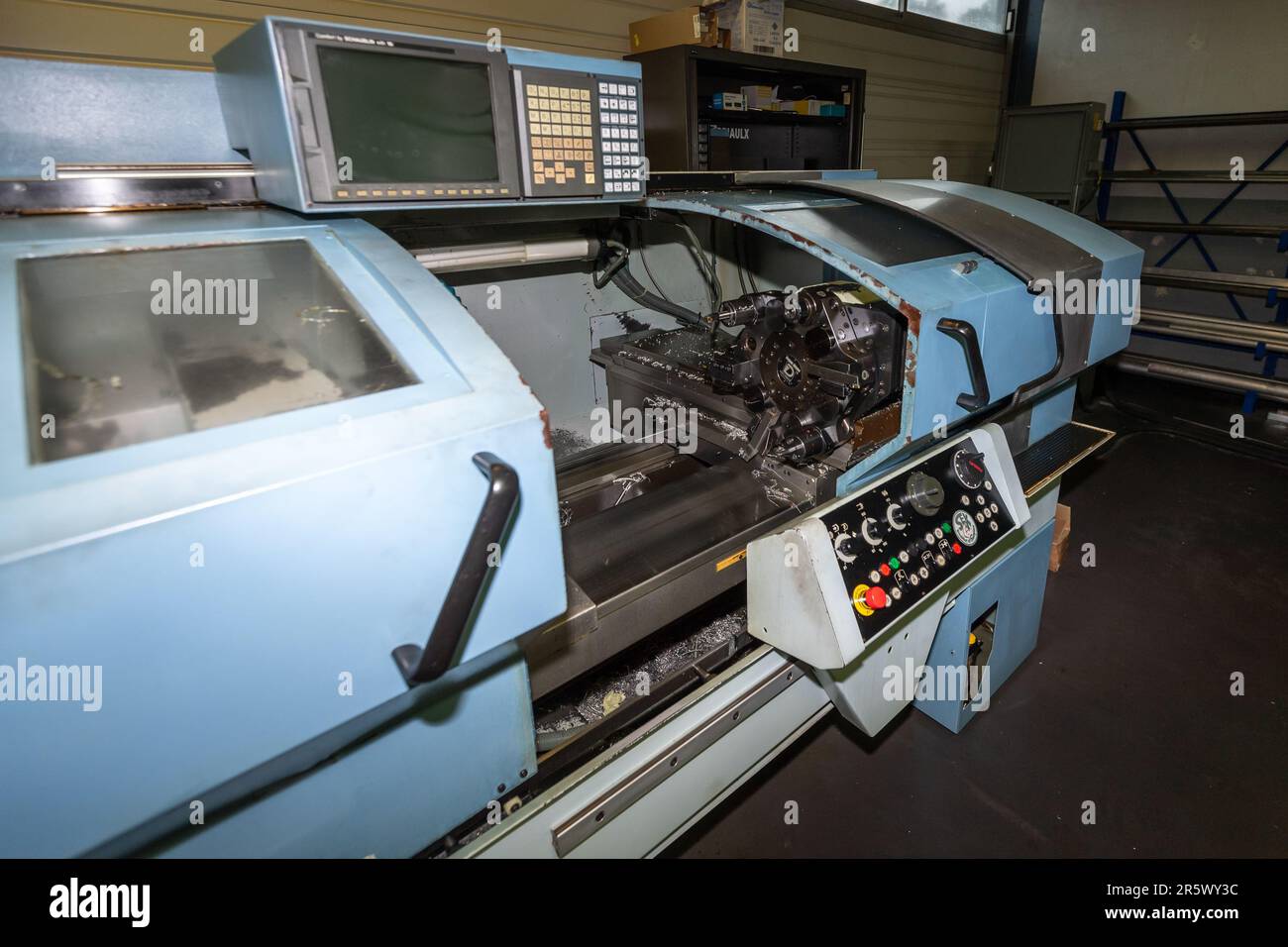 Venelles, Francia. 1st giugno, 2023. Macchine CNC per la lavorazione di parti meccaniche per l'industria aeronautica e automobilistica nelle officine del gruppo GCK Formula F a Venelles, Francia. Roland Lescure, Ministro delegato per l'industria, visita la Solution F, membro del gruppo GCK, specializzata nello sviluppo di soluzioni senza carbonio basate sulla tecnologia dell'idrogeno per i trasporti, a Venelles, Francia. (Credit Image: © Laurent Coust/SOPA Images via ZUMA Press Wire) SOLO PER USO EDITORIALE! Non per USO commerciale! Foto Stock