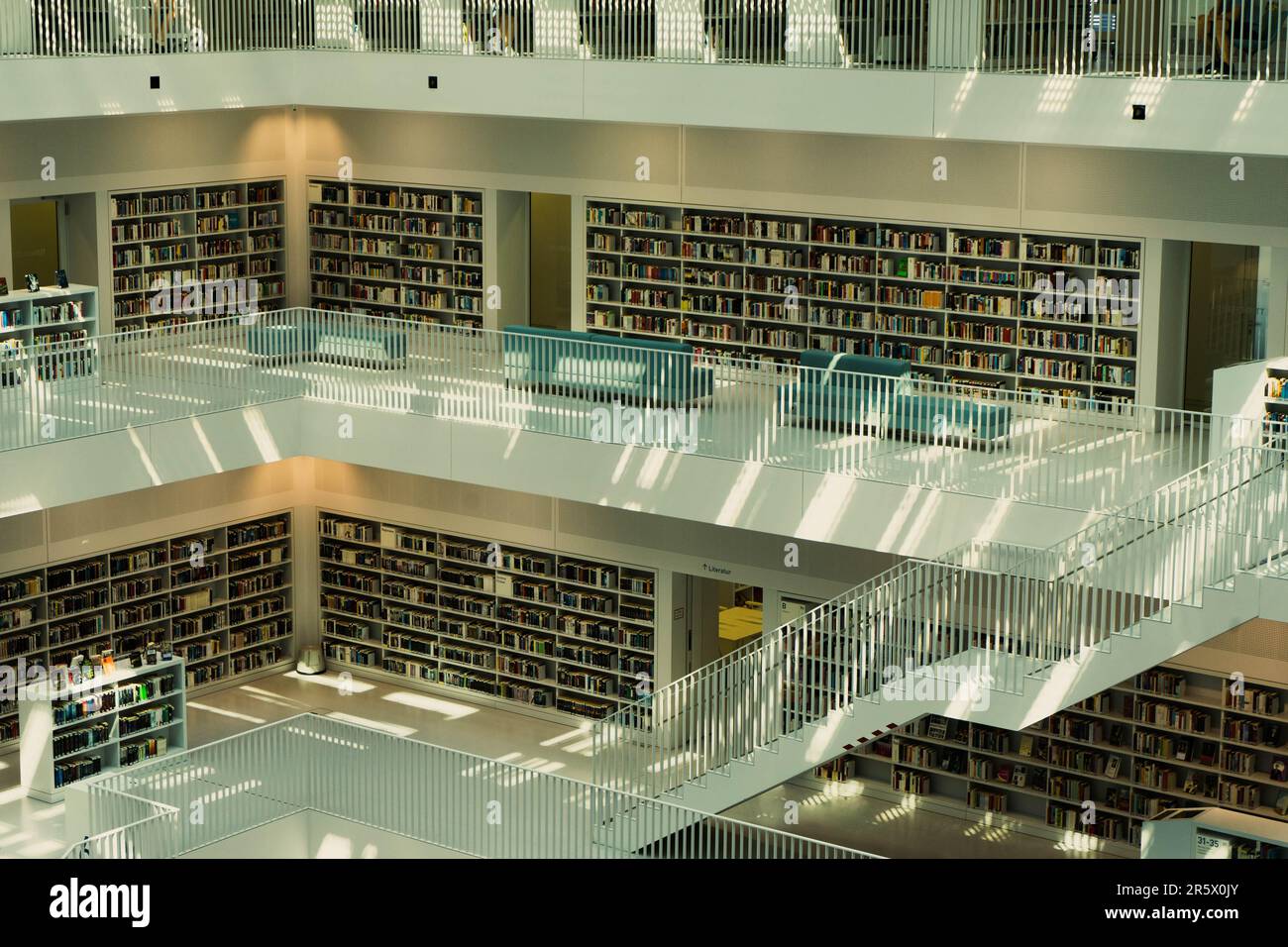 Vista aerea di una biblioteca ben fornita con più scaffali e tavoli di libri Foto Stock