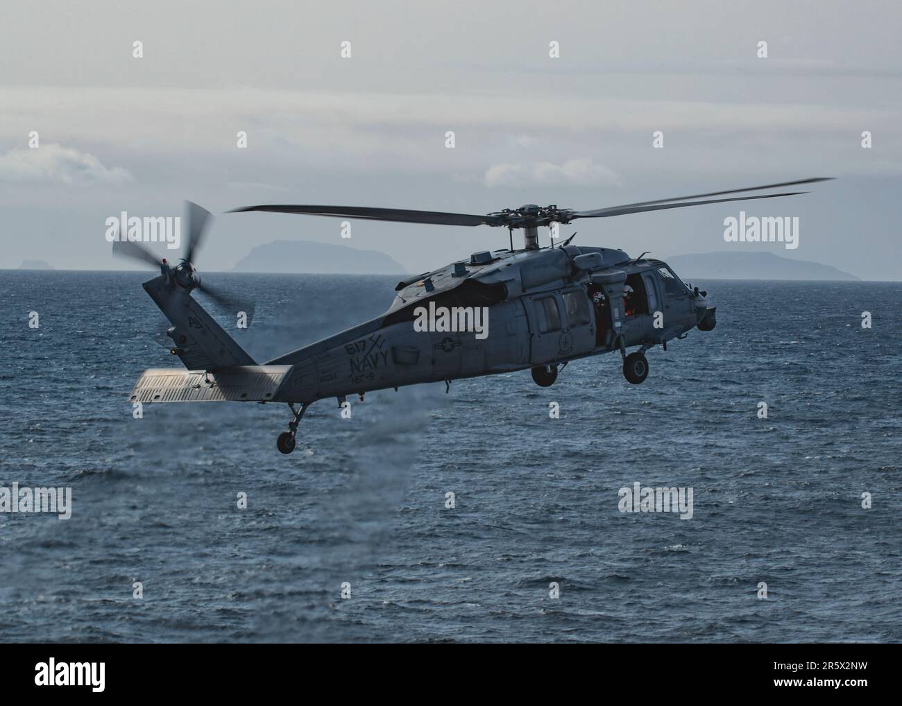 Un falco marino MH-60s, attaccato ai 'tridenti' di Helicopter Sea Combat Squadron (HSC) 9, si avvicina al ponte di volo della più grande portaerei del mondo USS Gerald R. Ford (CVN 78), 3 giugno 2023. HSC 9 viene dispiegato a bordo di CVN 78 come parte di Carrier Air Wing (CVW) 8. Gerald R. Ford è il gruppo statunitense La più recente e avanzata portaerei della Marina, che rappresenta un salto generazionale negli Stati Uniti Capacità della Marina di proiettare potenza su scala globale. Il gruppo Gerald R. Ford Carrier Strike Group è in fase di implementazione pianificata negli Stati Uniti Naval Forces Europe area of Operations, impiegato dagli Stati Uniti Sesta flotta a difendere U. Foto Stock