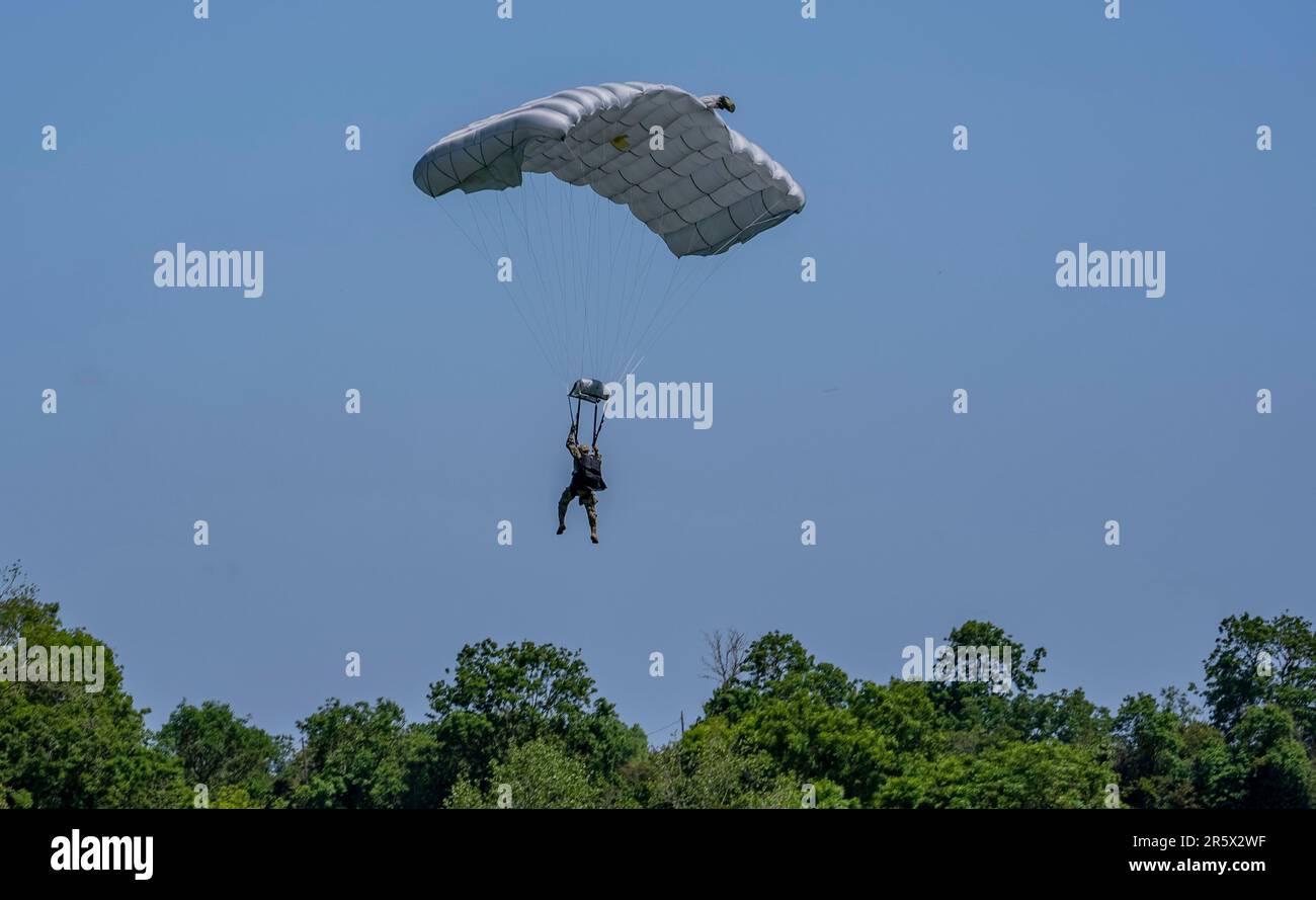 Due Stati Uniti Air Force CV-22B Ospreys con la 352d Special Operations Wing, decollo durante un allenamento bilaterale alla base aerea Utti, Finlandia, 30 marzo 2023. Basati su valori condivisi e un impegno incontrollato per la difesa e la sicurezza dell'Artico, gli Stati Uniti considerano con grande attenzione le nostre relazioni forti, strategiche e durature nell'Alto Nord. (STATI UNITI Foto Air Force di Tech. Izabella Workman) Foto Stock