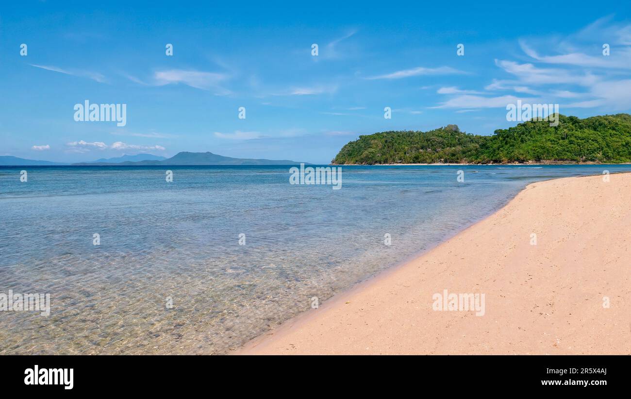 Paradiso tropicale nelle Filippine, con una bella spiaggia di sabbia sull'isola di San Antonio nella località turistica di Puerto Galera, Oriental Mindoro Prov Foto Stock