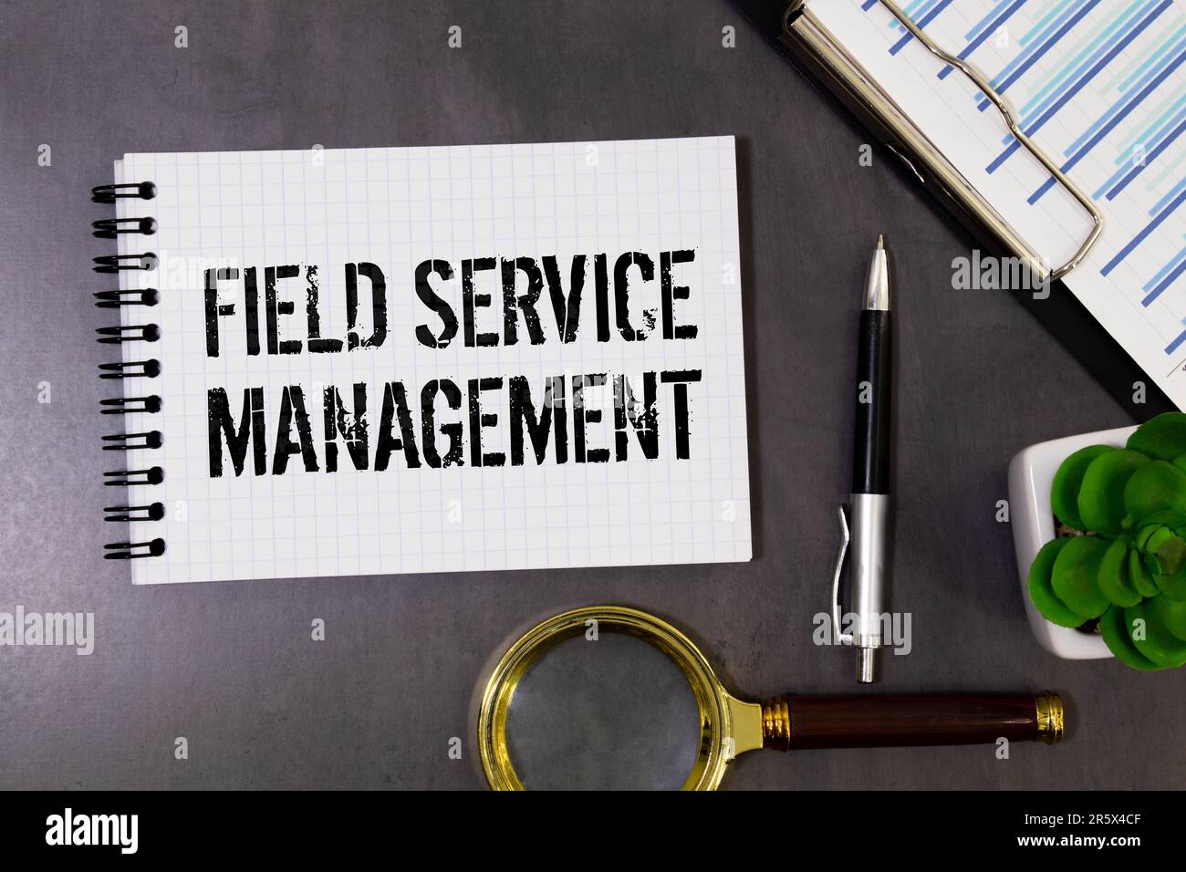 Parole di Field Service Management in un notebook dell'ufficio Foto Stock