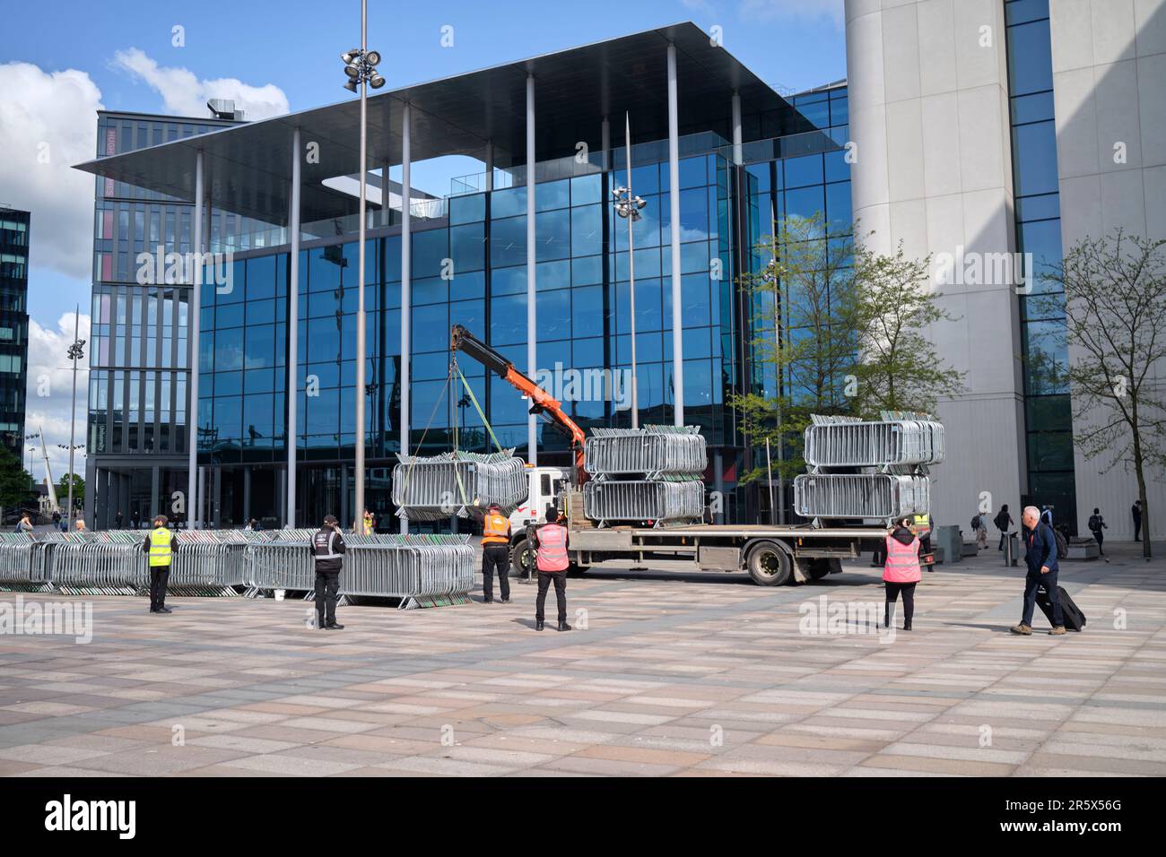 Lavoratori che installano barriere di folla all'esterno della stazione ferroviaria centrale di Cardiff prima del Concerto Beyonce Cardiff Galles del Sud Regno Unito Foto Stock