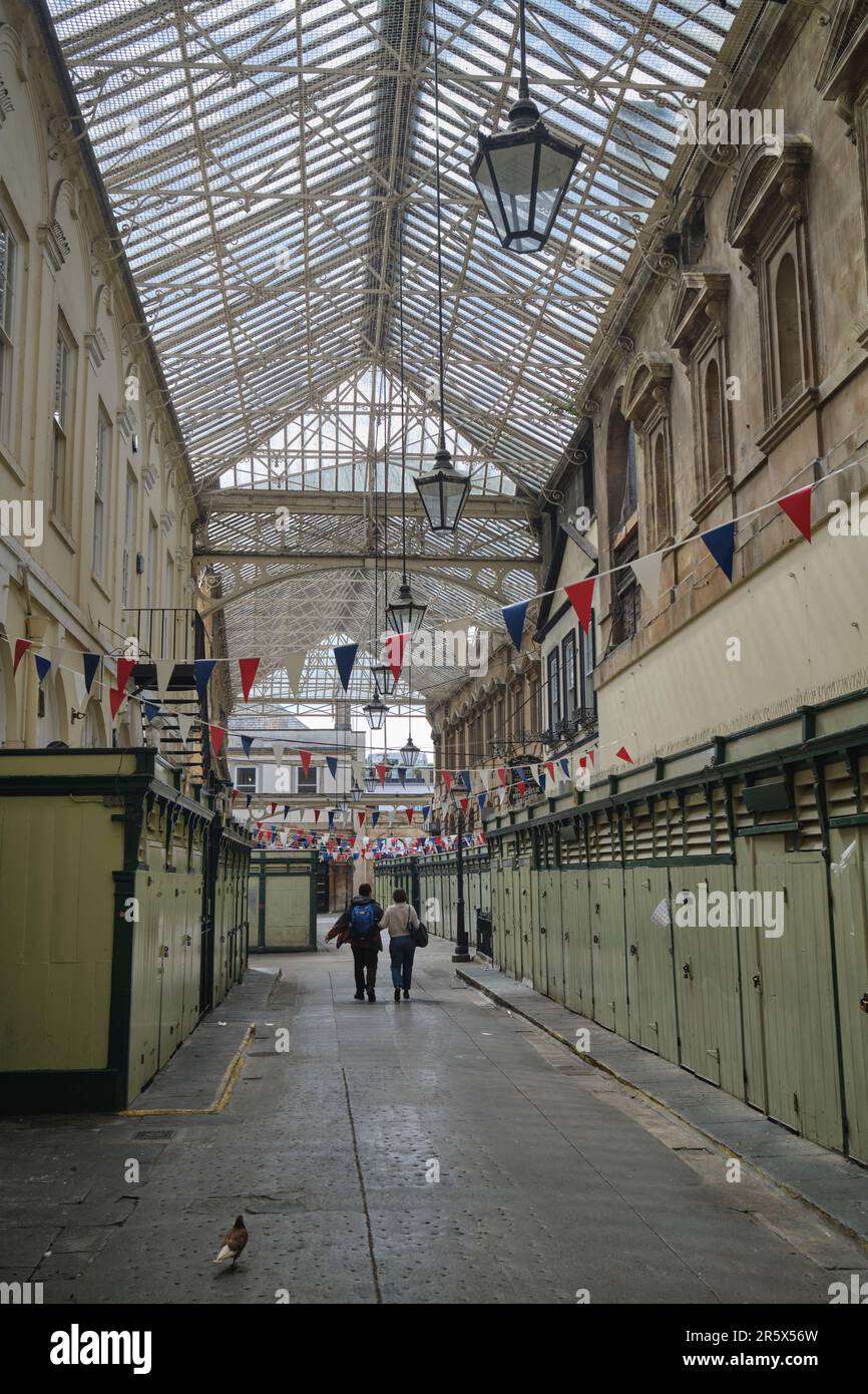 St Nicholas Market la domenica in cui le bancarelle sono chiuse a Bristol, Inghilterra, Regno Unito Foto Stock