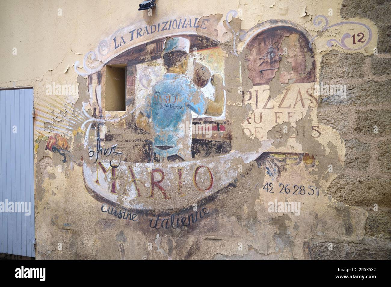 Insegna pizzeria sbiadita sulle pareti ad Aix EN Provence, Francia Foto Stock