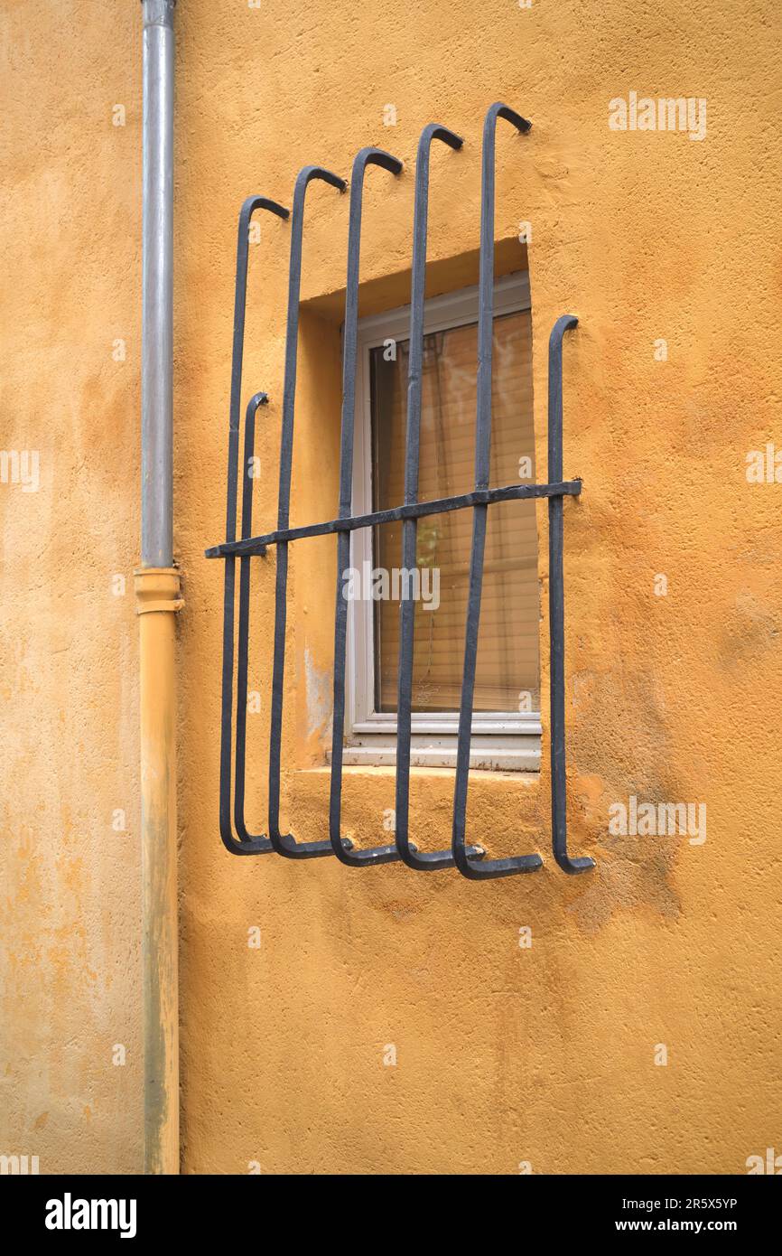 Barre di ferro intorno alla finestra nella città vecchia di Aix EN Provence, Francia Foto Stock