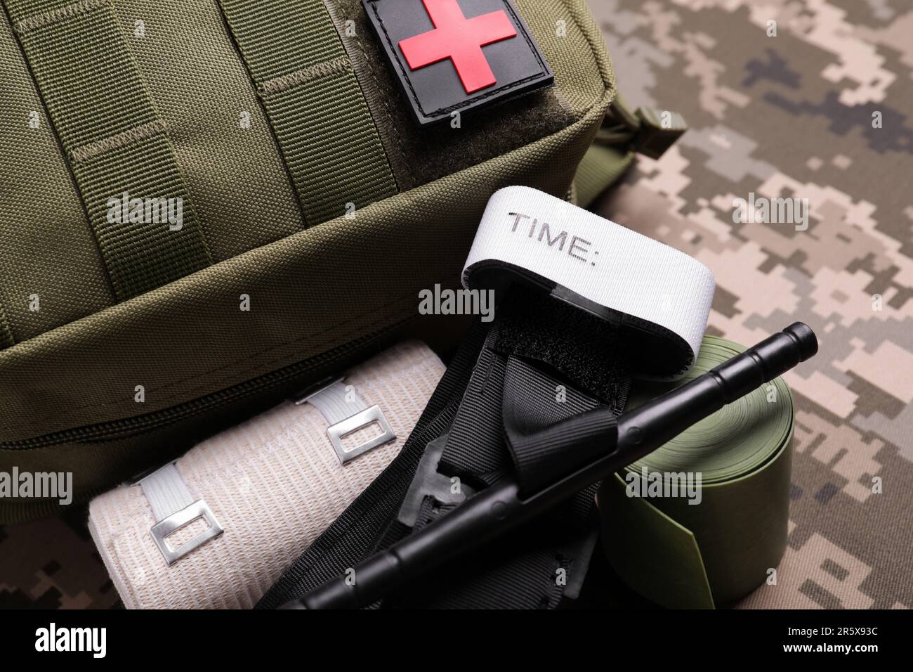 Kit di pronto soccorso con laccio medico e fasce elastiche su tessuto  militare, primo piano Foto stock - Alamy