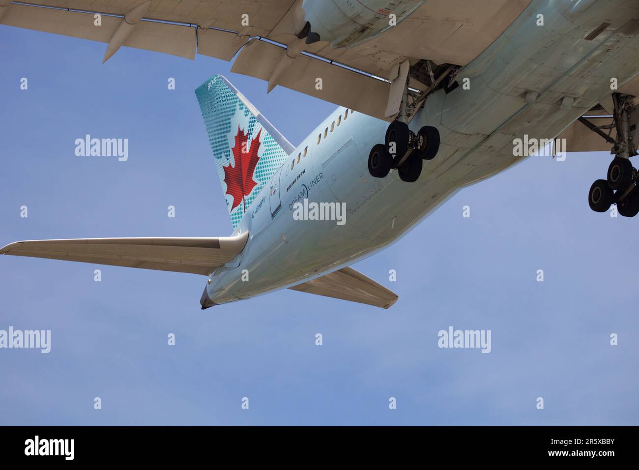 Air Canada Boeing 787-8, C-GHPV, atterraggio all'aeroporto Pearson, Toronto, Runway 24R Foto Stock