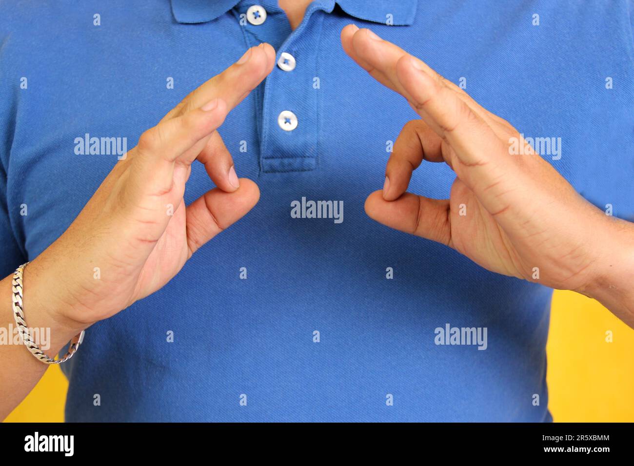 Le mani di un Latino fanno linguaggio dei segni, espressione e configurazione gestuale-spaziale e percezione visiva con cui persone sorde Foto Stock