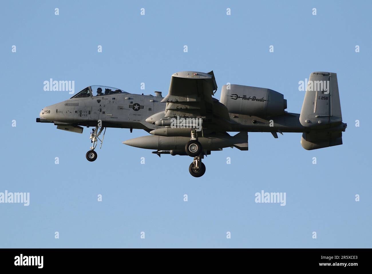 80-0258, una Fairchild Republic A-10C Thunderbolt II (o Warthog) gestita dallo Squadrone Fighter 107th "The Red Devils" del 127th Operations Group della Michigan Air National Guard, United States Air Force, arrivando all'aeroporto internazionale di Prestwick nell'Ayrshire. Il velivolo era uno dei dodici A-10Cs che attraversavano Prestwick il giorno stesso (18 in totale, di cui sei del giorno precedente) per partecipare all'esercizio Air Defender 2023 che si teneva in Germania. Foto Stock