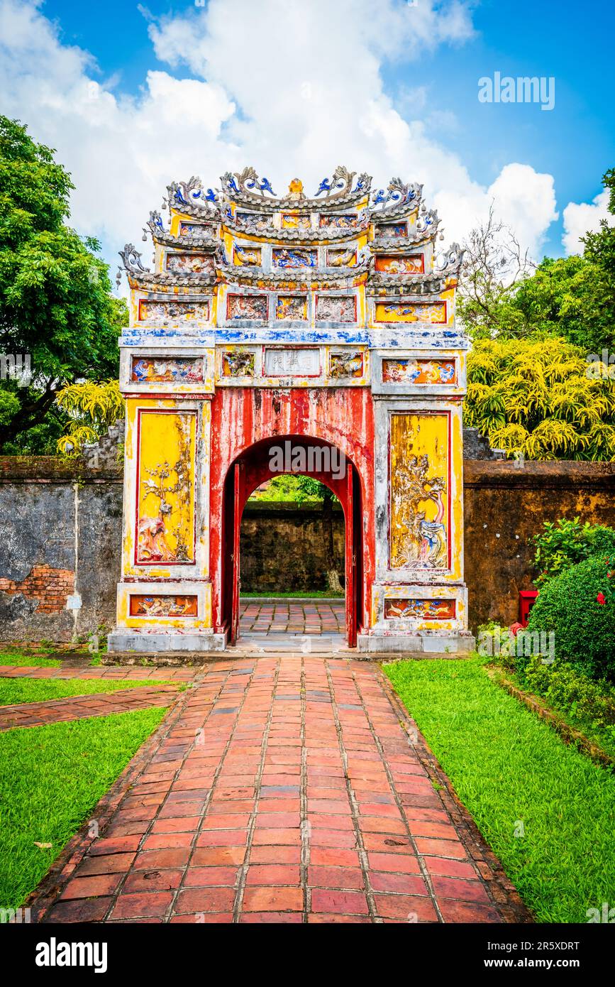 Un giardino e un cancello all'interno della città imperiale a Hue, Vietnam Foto Stock