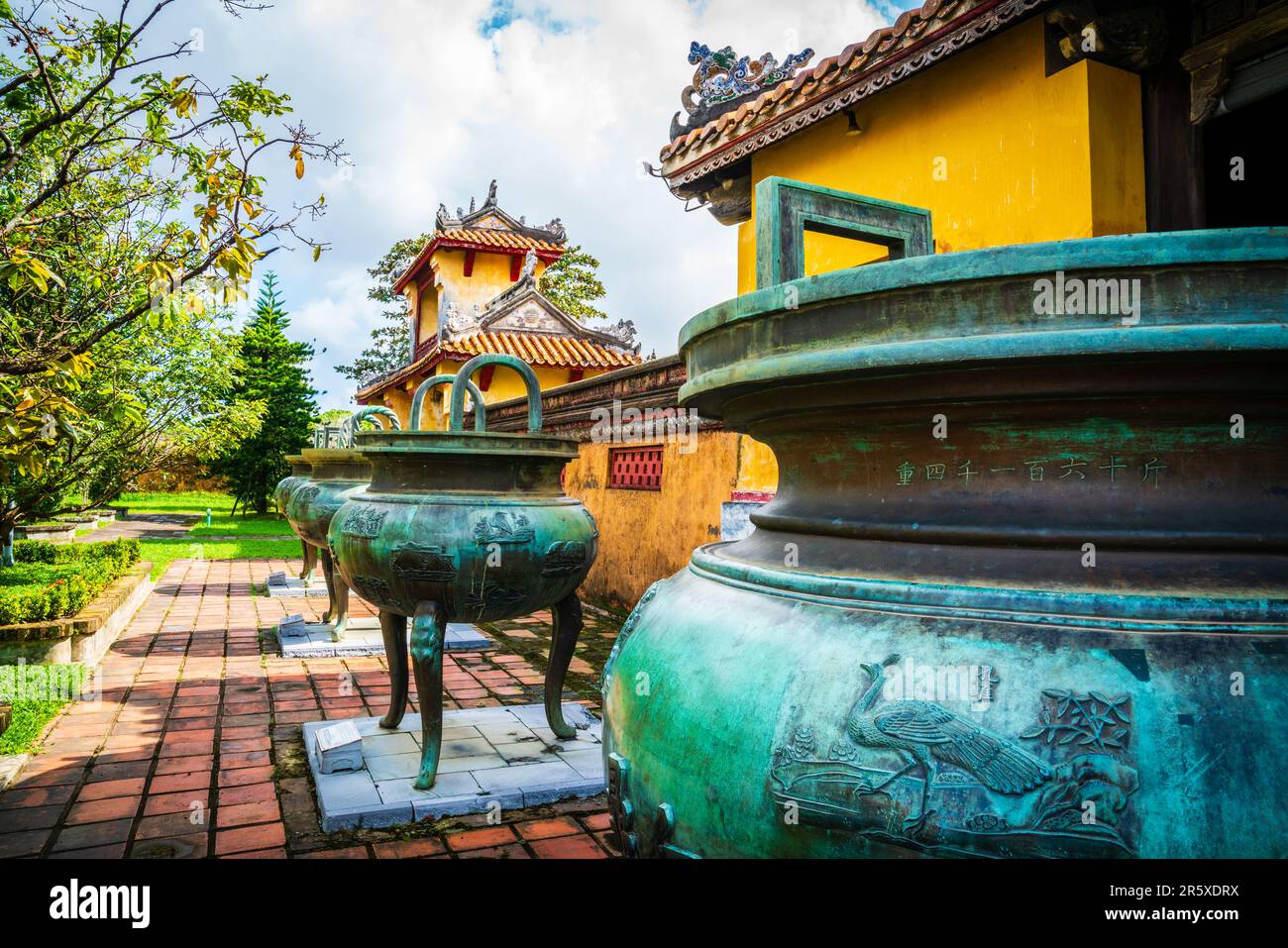 Dinastia Urns presso la città imperiale di Hue, Vietnam Foto Stock