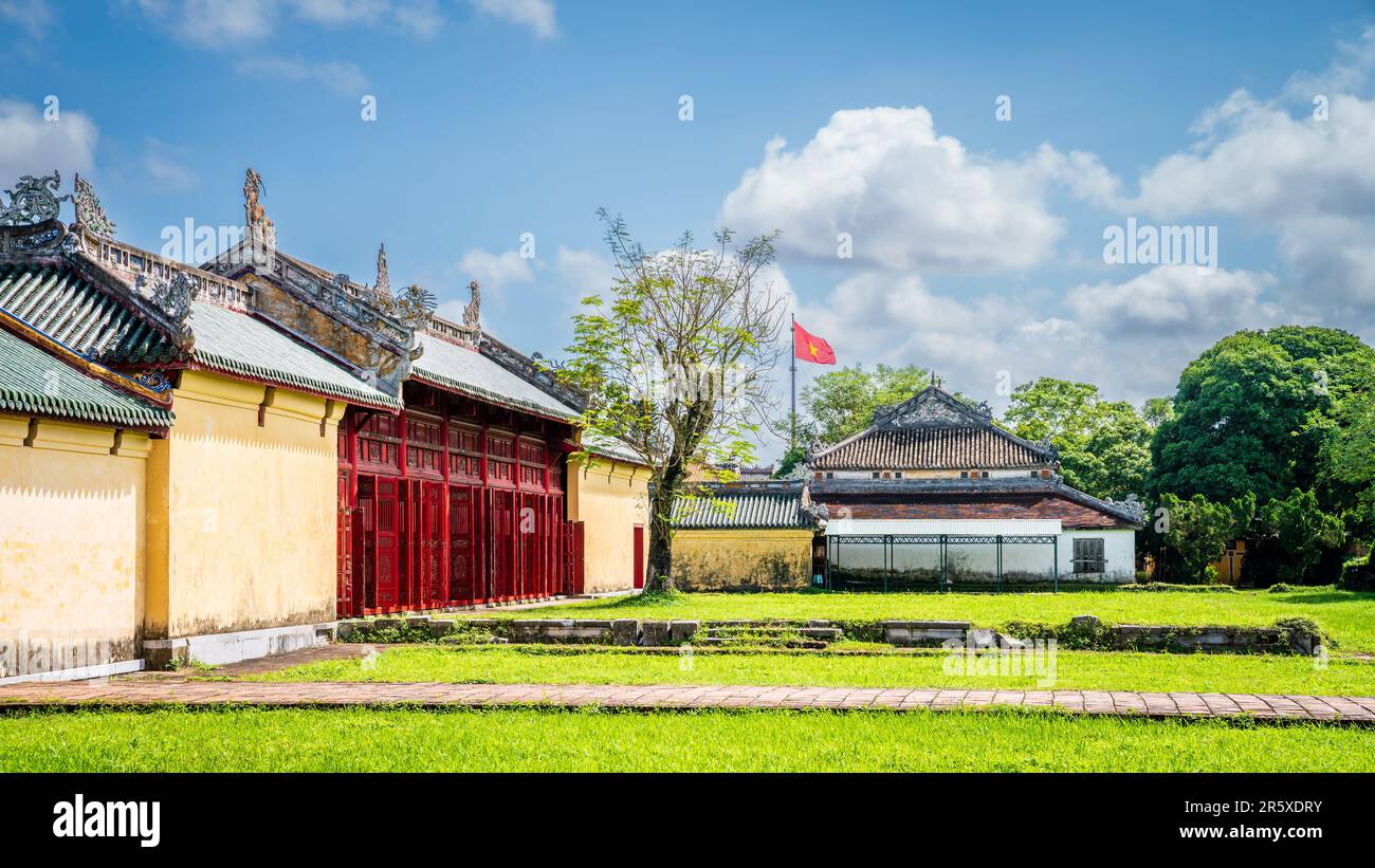 Cortile di Khon Thai Palace nella città imperiale, Hue, Vietnam Foto Stock