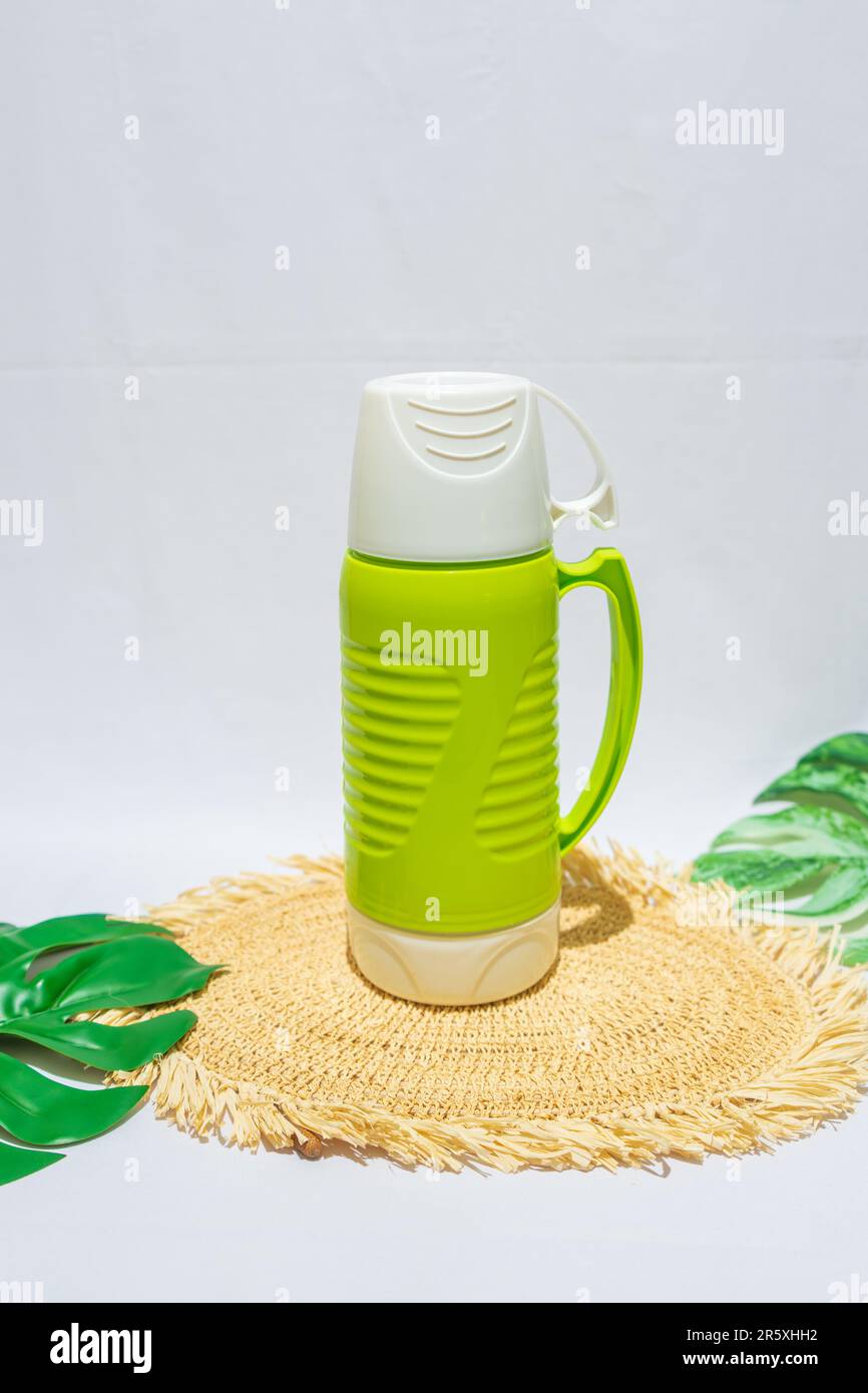 Questi termos per acqua calda di colore verde chiaro sono il compagno  perfetto per mantenere le bevande calde o fredde in viaggio Foto stock -  Alamy