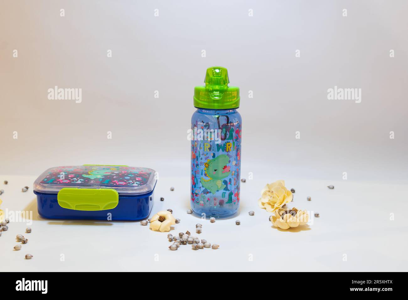 Questo set di bottiglie d'acqua e pranzo a tema animale per la scuola è perfetto per i bambini che vogliono portare i loro pasti e bevande a scuola in grande stile. Foto Stock