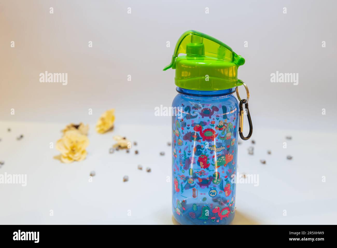 Questo set di bottiglie d'acqua e pranzo a tema animale per la scuola è perfetto per i bambini che vogliono portare i loro pasti e bevande a scuola in grande stile. Foto Stock