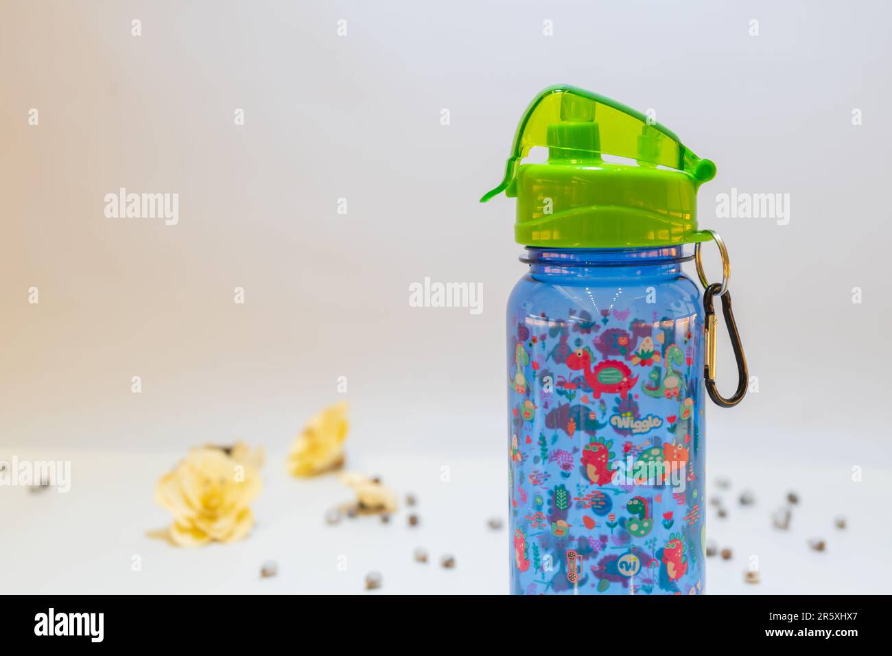Questo set di bottiglie d'acqua e pranzo a tema animale per la scuola è perfetto per i bambini che vogliono portare i loro pasti e bevande a scuola in grande stile. Foto Stock