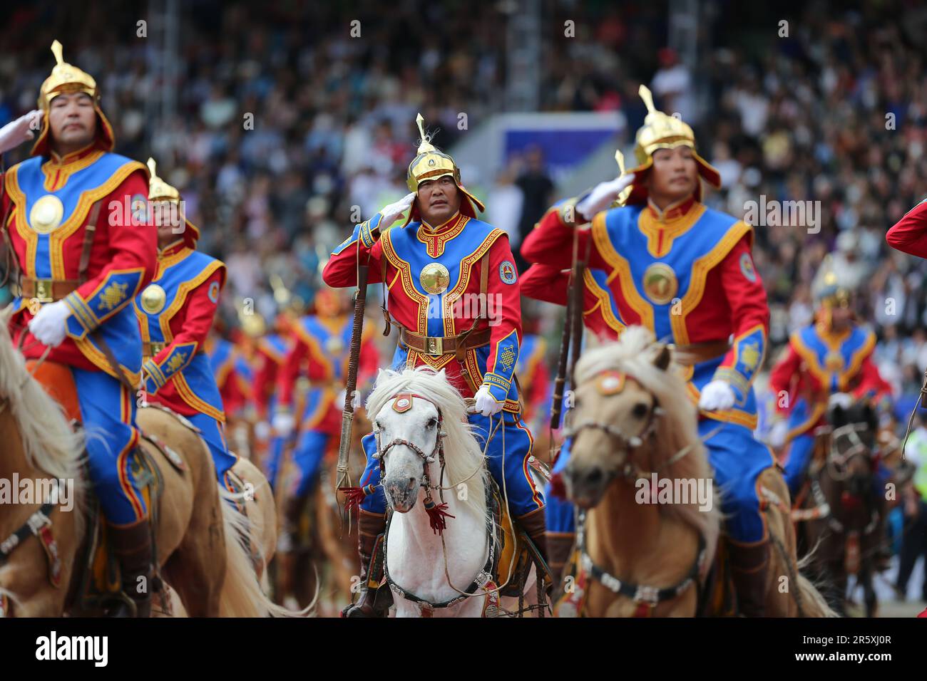 Apertura del festival naadam 2022, guardie d'onore a cavallo saluto Foto Stock
