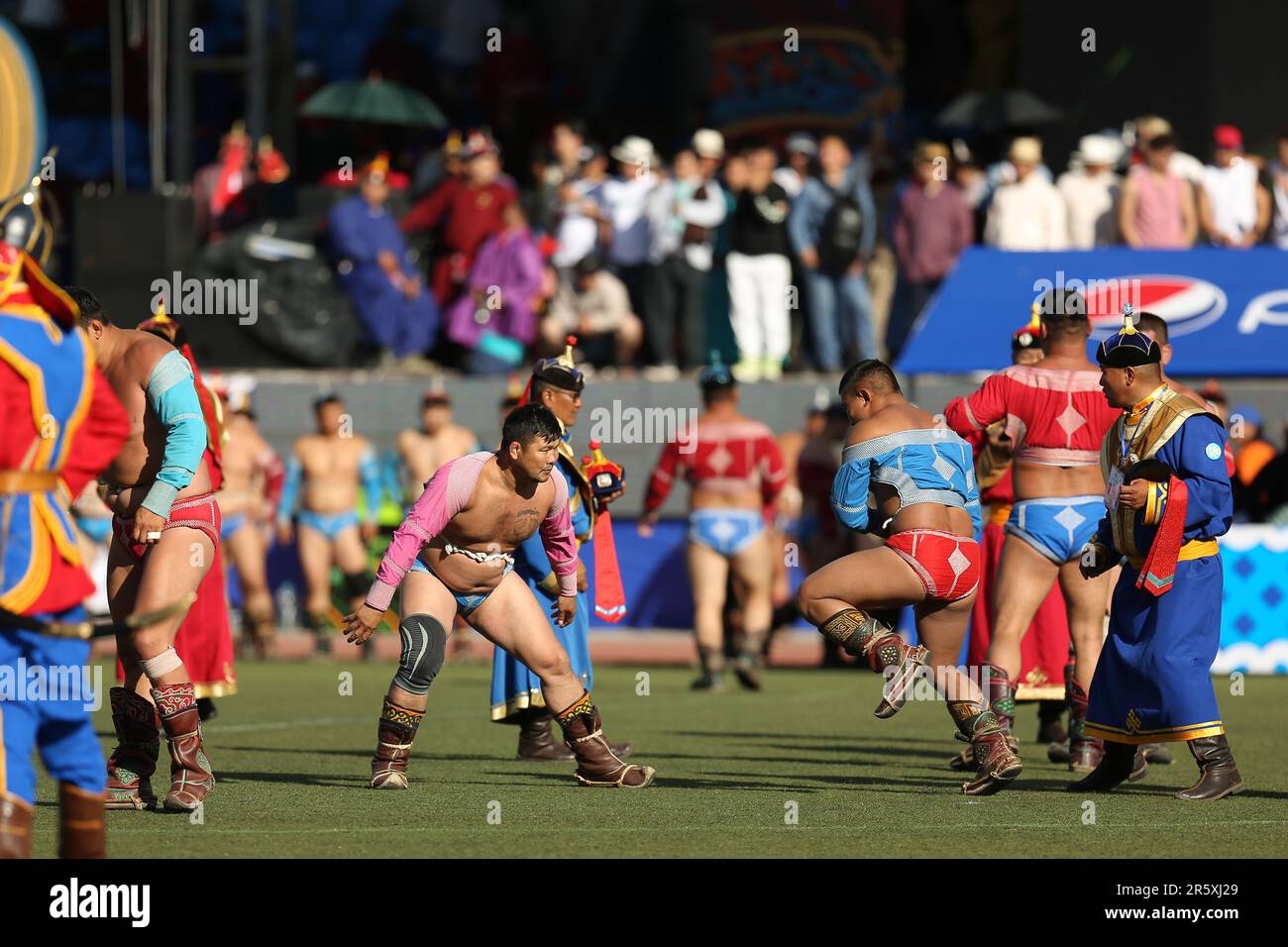 Apertura del festival del naadam del 2022, Khashbaataryn Tsagaanbaatar, campione del judo asiatico e mondiale e medaglia olimpica di bronzo, lottò come mongolo. Foto Stock