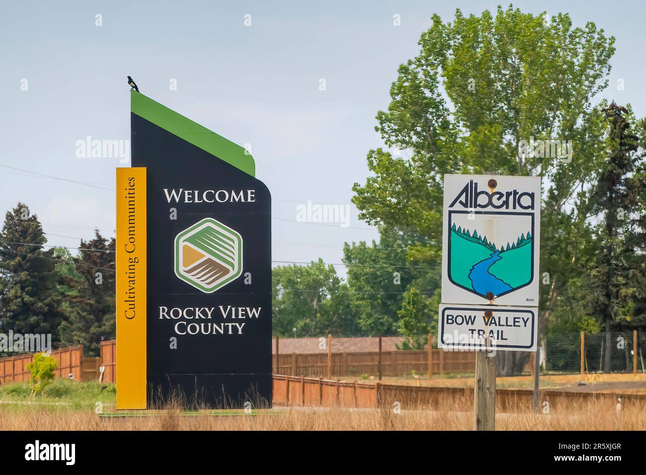 Cochrane, Alberta, Canada. 4 giugno 2023. Indicazioni stradali per Welcome Rocky View County e Alberta Bow Valley Trail. Foto Stock
