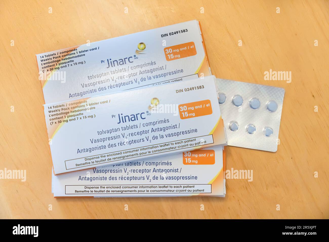 Calgary, Alberta, Canada. 3 giugno 2023. Vista dall'alto di diverse scatole di pillole della medicina JINARC che contengono il principio attivo tolvaptan. Foto Stock