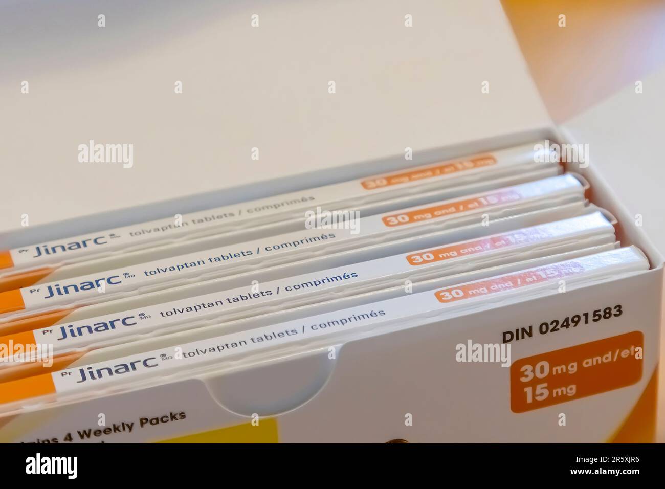 Calgary, Alberta, Canada. 3 giugno 2023. Una scatola aperta con quattro scatole di pillole della medicina di JINARC che contiene il principio attivo tolvaptan. Foto Stock