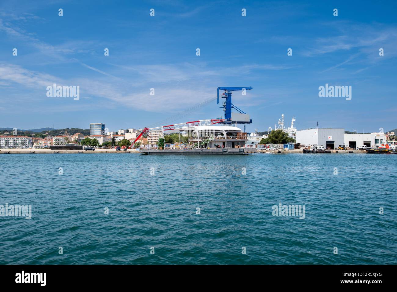 La Seyne sur Mer, Francia. 01st giugno, 2023. Il complesso Canua Island ormeggiato al molo nel porto di la Seyne-sur-Mer durante il test di omologazione. Canua Island, la controversa isola galleggiante privata, è un trimarano trasformato in una struttura turistica di 1.750 m² con servizi di alto livello: Ristorante, lounge bar, lettini, piscina d'acqua dolce e 'sport d'acqua pulita' per una clientela chic trasportata in navetta dalla riva. (Foto di Laurent Coust/SOPA Images/Sipa USA) Credit: Sipa USA/Alamy Live News Foto Stock