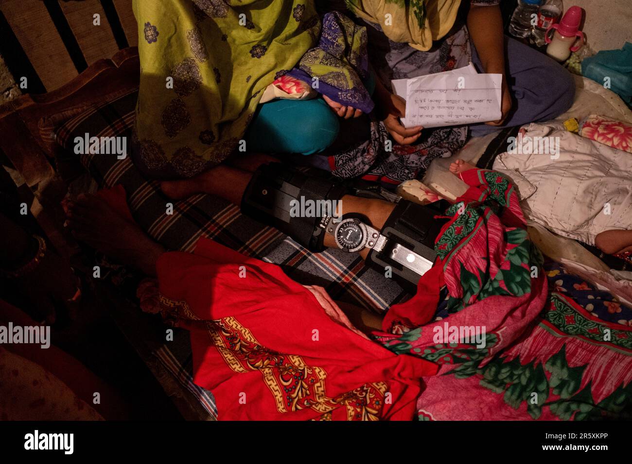 Una persona disabile. La baraccopoli di Duari Para a Dhaka, la capitale del Bangladesh, che ospita principalmente migranti climatici provenienti dalla campagna meridionale, dove hanno subito gli effetti del cambiamento climatico: Aumento dei livelli dell'acqua, erosione del suolo e salinizzazione. Bangladesh. Foto Stock Una persona disabile. La baraccopoli di Duari Para a Dhaka, la capitale del Bangladesh, che ospita principalmente migranti climatici provenienti dalla campagna meridionale, dove hanno subito gli effetti del cambiamento climatico: Aumento dei livelli dell'acqua, erosione del suolo e salinizzazione. Bangladesh. Foto Stock