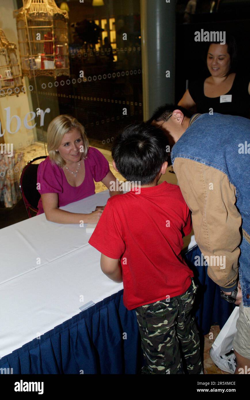 Lucy Hawking, figlia del fisico e astronomo Stephen Hawking, conduce un discorso e una firma per il suo nuovo libro intitolato “George’s Secret Key to the Universe” (la chiave segreta di George per l’universo) al Powerhouse Museum di Sydney, Australia, il 14 ottobre 2007. Foto Stock