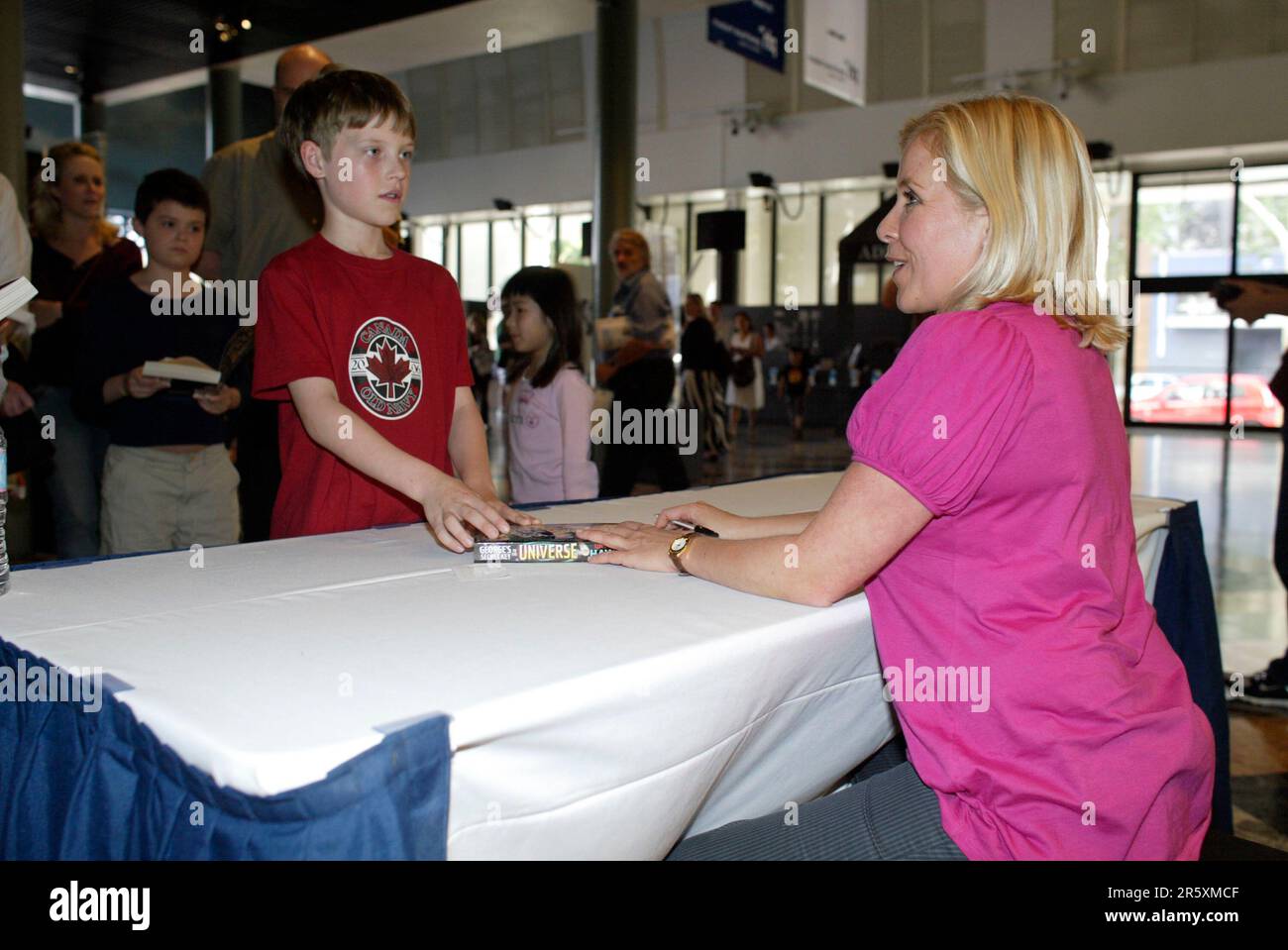 Lucy Hawking, figlia del fisico e astronomo Stephen Hawking, conduce un discorso e una firma per il suo nuovo libro intitolato “George’s Secret Key to the Universe” (la chiave segreta di George per l’universo) al Powerhouse Museum di Sydney, Australia, il 14 ottobre 2007. Foto Stock