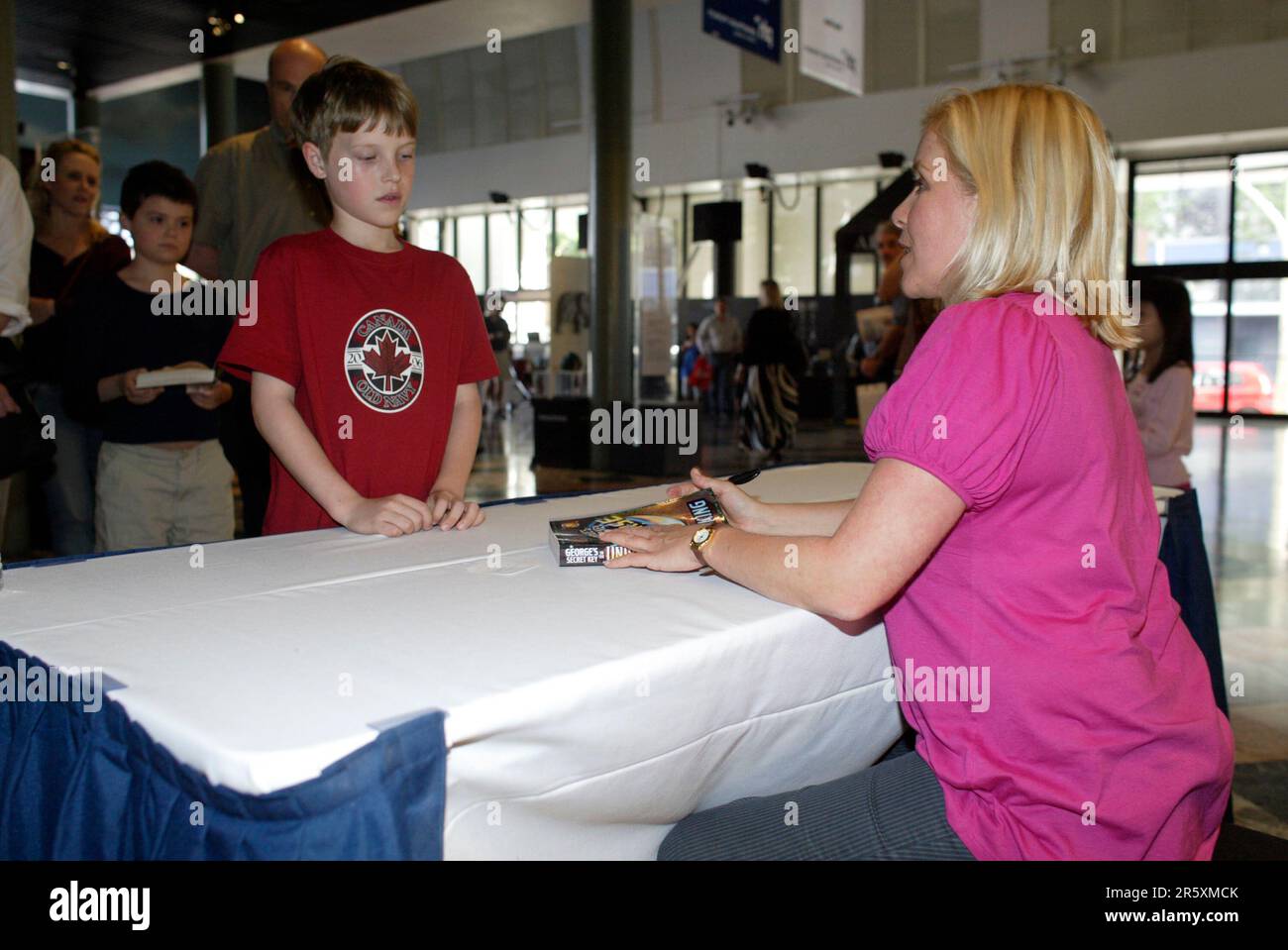 Lucy Hawking, figlia del fisico e astronomo Stephen Hawking, conduce un discorso e una firma per il suo nuovo libro intitolato “George’s Secret Key to the Universe” (la chiave segreta di George per l’universo) al Powerhouse Museum di Sydney, Australia, il 14 ottobre 2007. Foto Stock