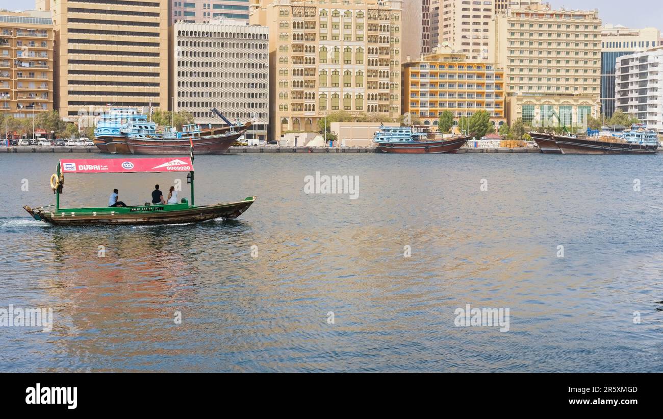 Dubai, UAE Water Tourist giro su barca araba in legno Abra, taxi d'acqua RTA, tradizionale, popolare modalità di trasporto urbano, simbolo della città Foto Stock