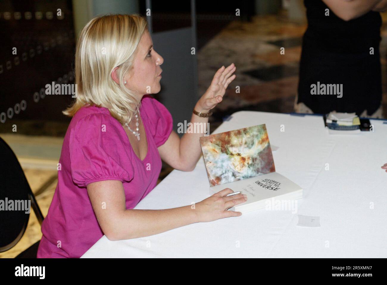 Lucy Hawking, figlia del fisico e astronomo Stephen Hawking, conduce un discorso e una firma per il suo nuovo libro intitolato “George’s Secret Key to the Universe” (la chiave segreta di George per l’universo) al Powerhouse Museum di Sydney, Australia, il 14 ottobre 2007. Foto Stock