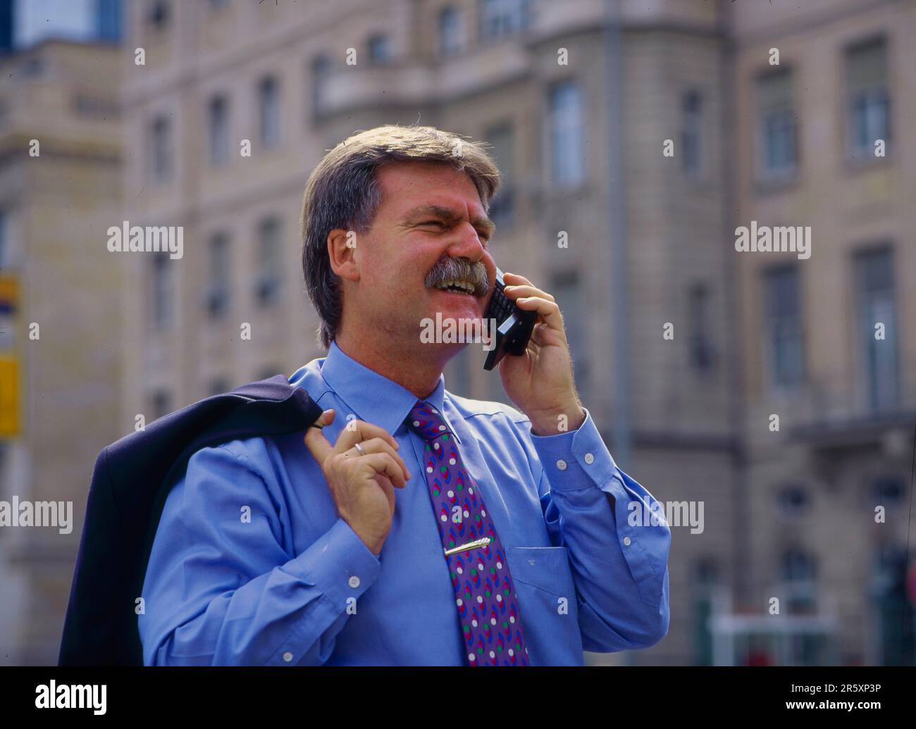Uomo d'affari al telefono cellulare, cellulare Foto Stock