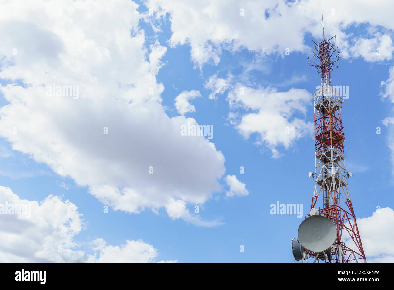Torre di comunicazione con antenne con cielo nuvoloso sullo sfondo e spazio copia Foto Stock