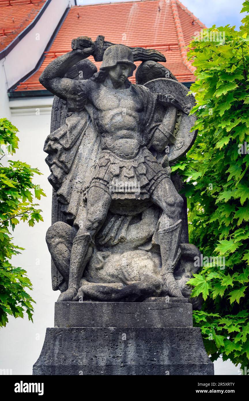 Guerriero marziale con casco, spada fiammeggiante, scudo e ali, monumento commemorativo di guerra vicino a San Michael, una delle chiese più antiche di Allgaeu, elencati Foto Stock