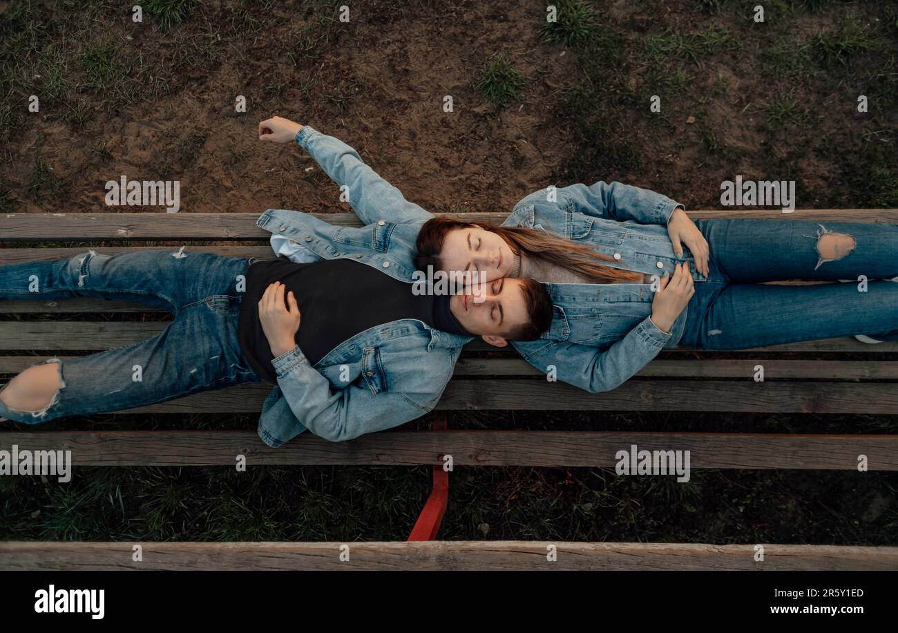 Felice giovane coppia amorevole giovane rilassarsi sulla panchina nel parco Foto Stock