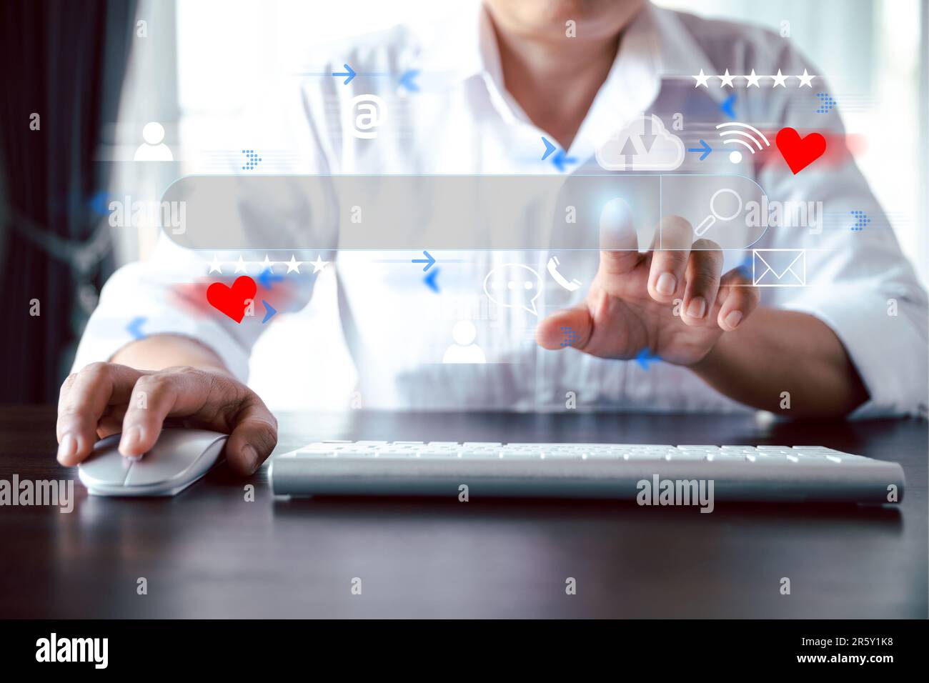 Ricerca di dati di informazioni sul concetto di rete Internet. Tecnologia di ricerca dei dati ottimizzazione dei motori di ricerca. Le mani delle donne usano un keybo per computer Foto Stock